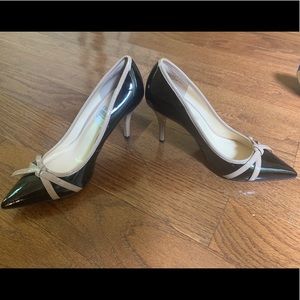 Black patent leather with bow heel size 6